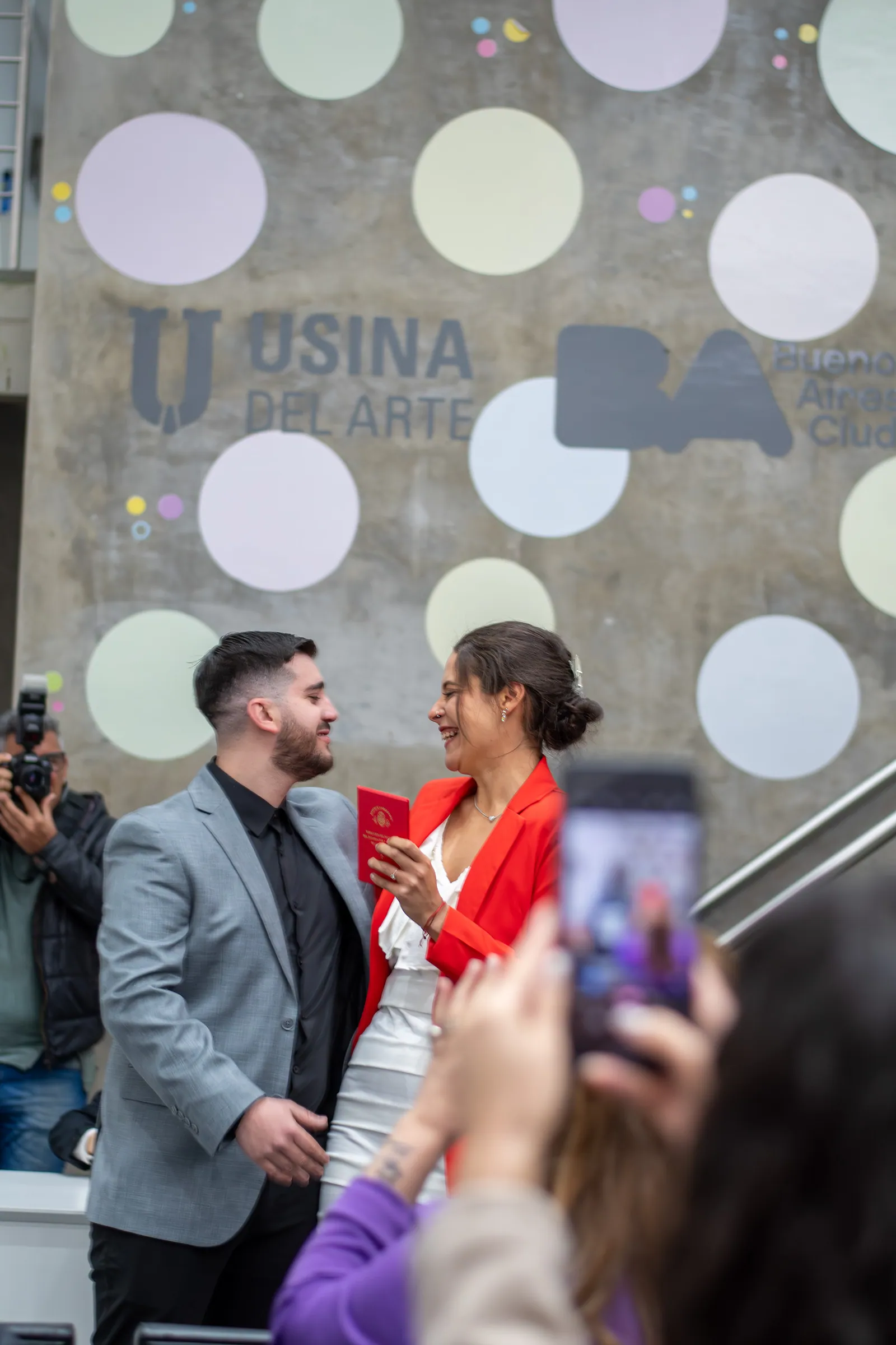 Recién casados con la libreta de familia en la mano, entre risas y celulares de los invitados