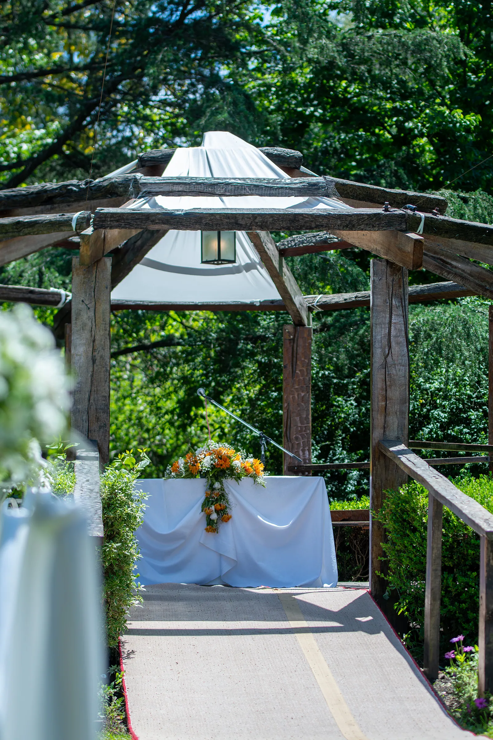 El altar preparado bajo la pérgola, antes de que empiece la ceremonia