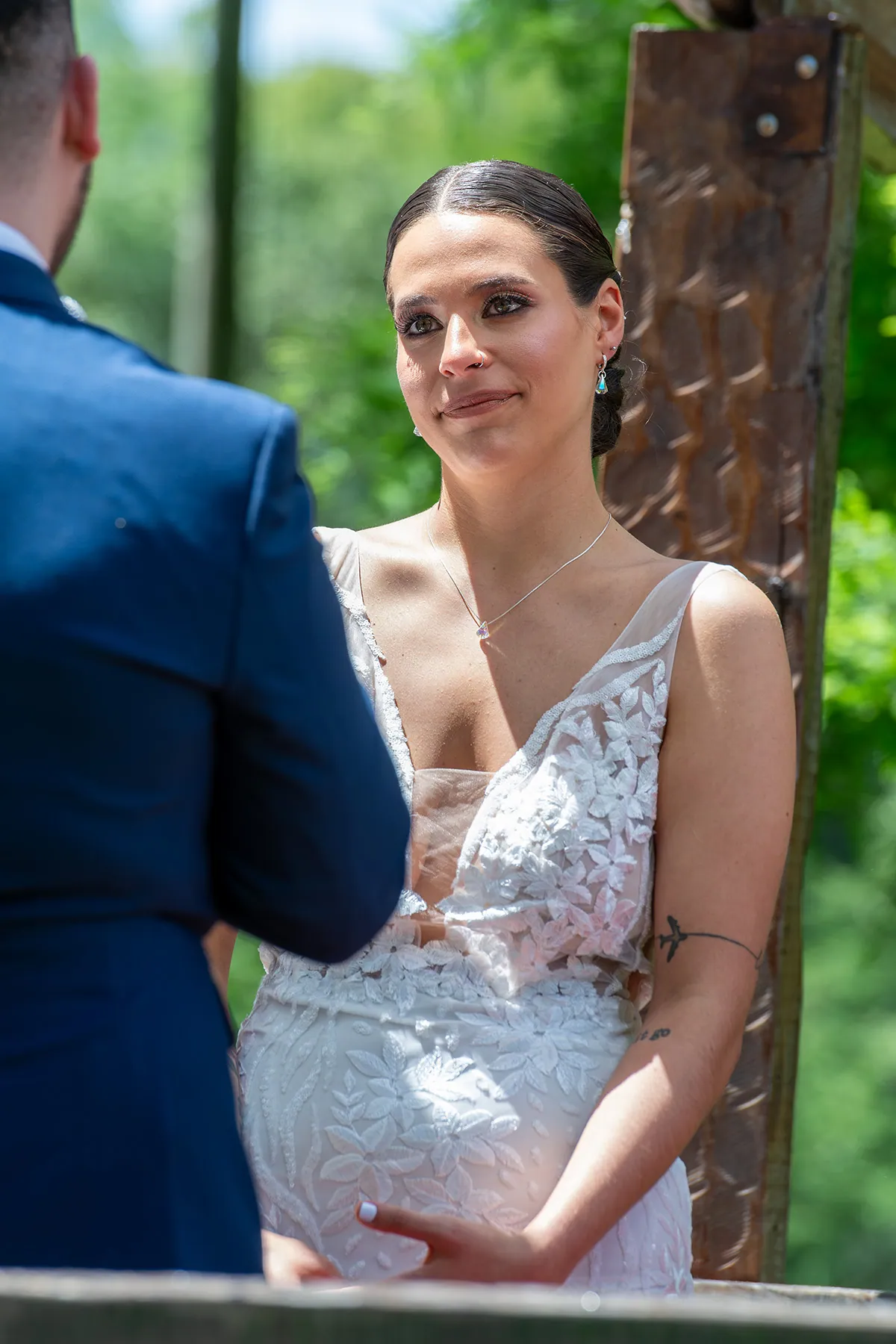 La mirada emocionada de la novia frente al novio durante la ceremonia al aire libre