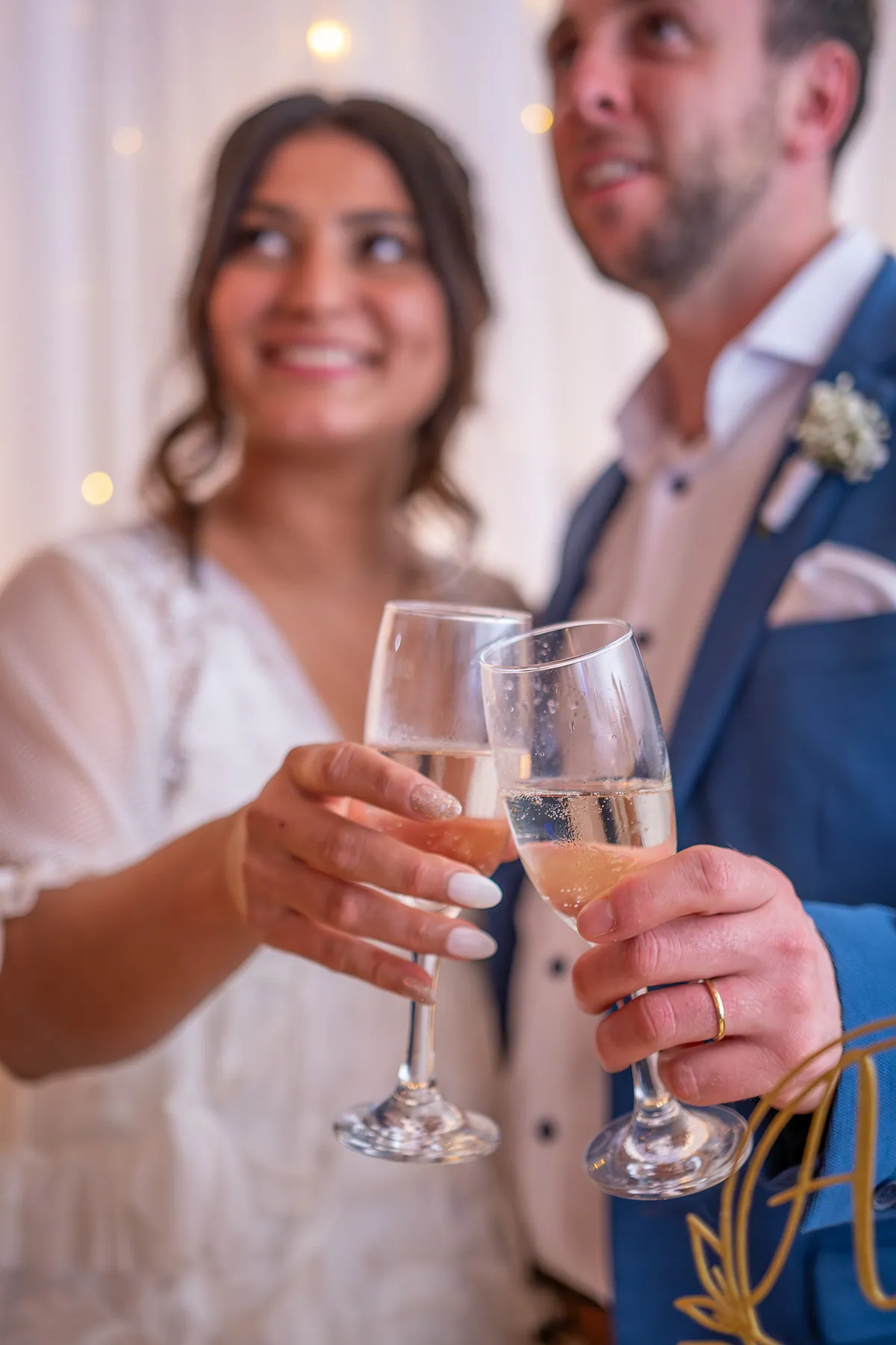 Detalle de las copas en el brindis de los recién casados