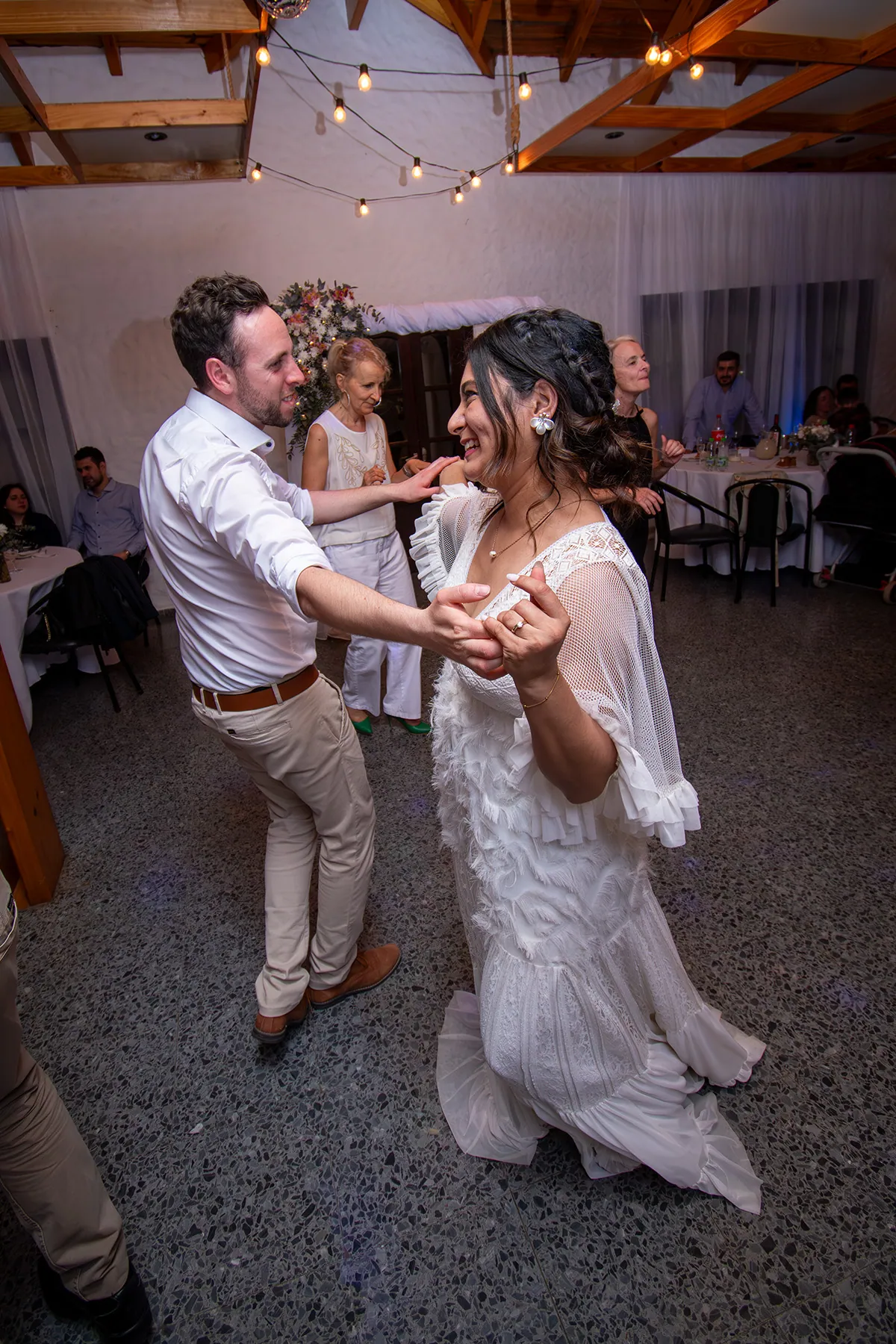 Los novios bailan en la pista rodeados de invitados