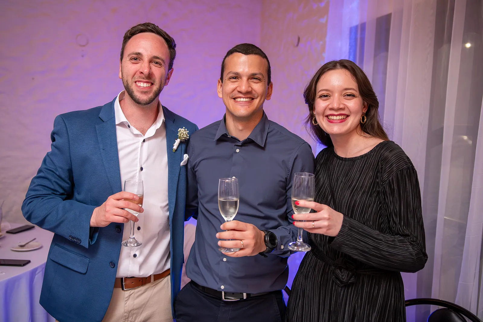 El novio brinda con invitados durante la fiesta