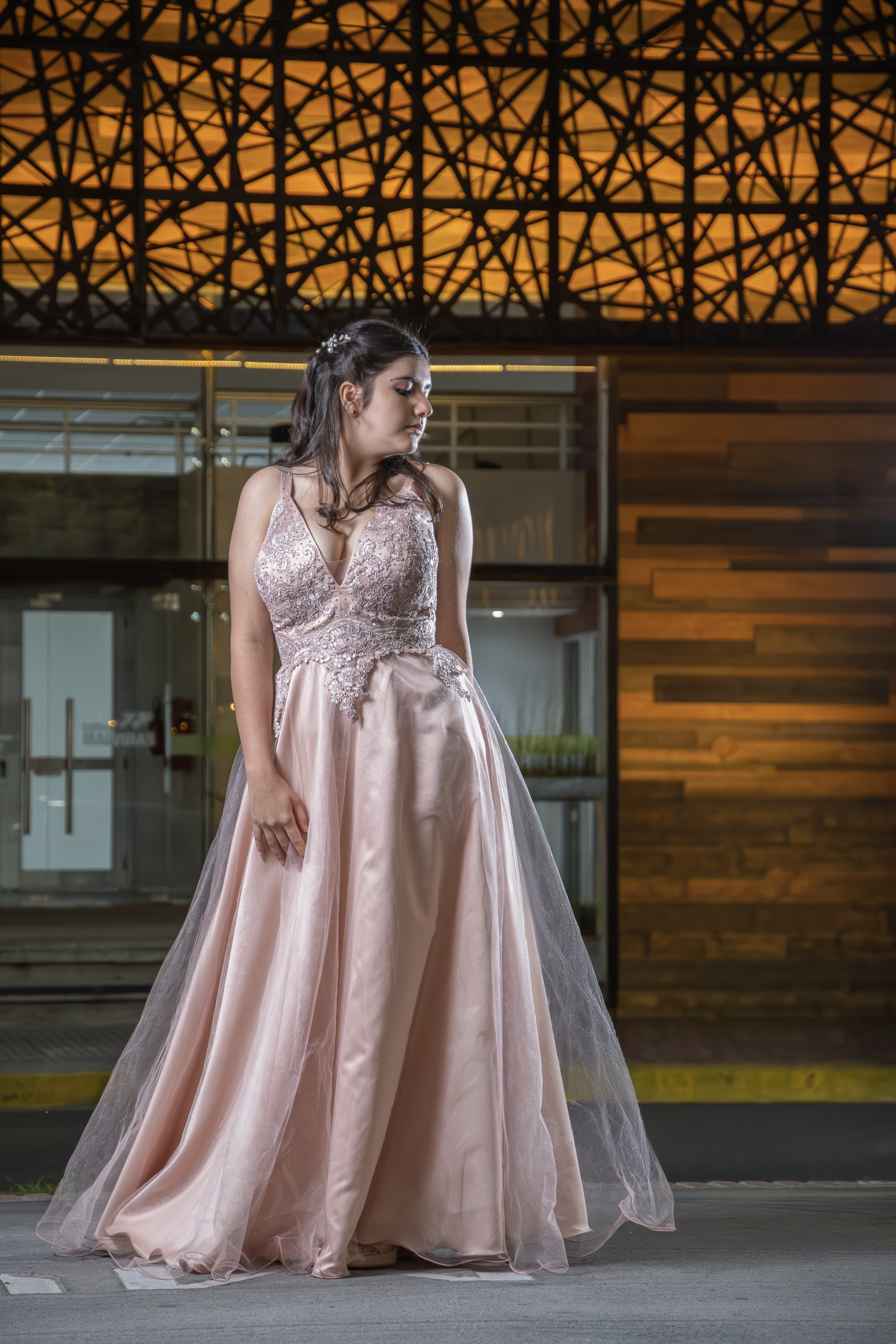 Quinceañera en el centro peatonal de Ensenada, minutos antes de entrar al salón