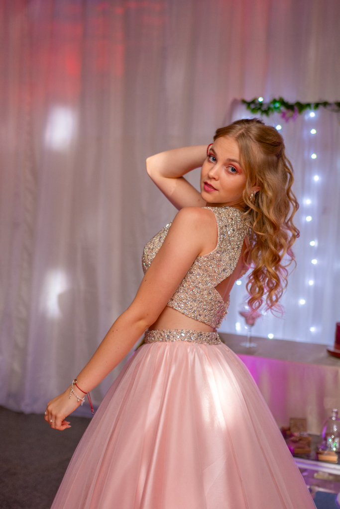 Preparativos de la quinceañera antes de la fiesta de 15 años